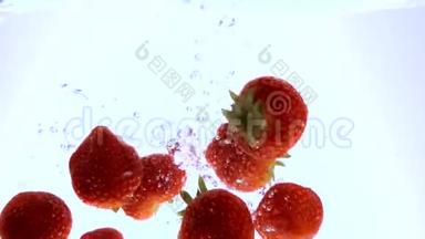 新鲜草莓落入水中-慢镜头